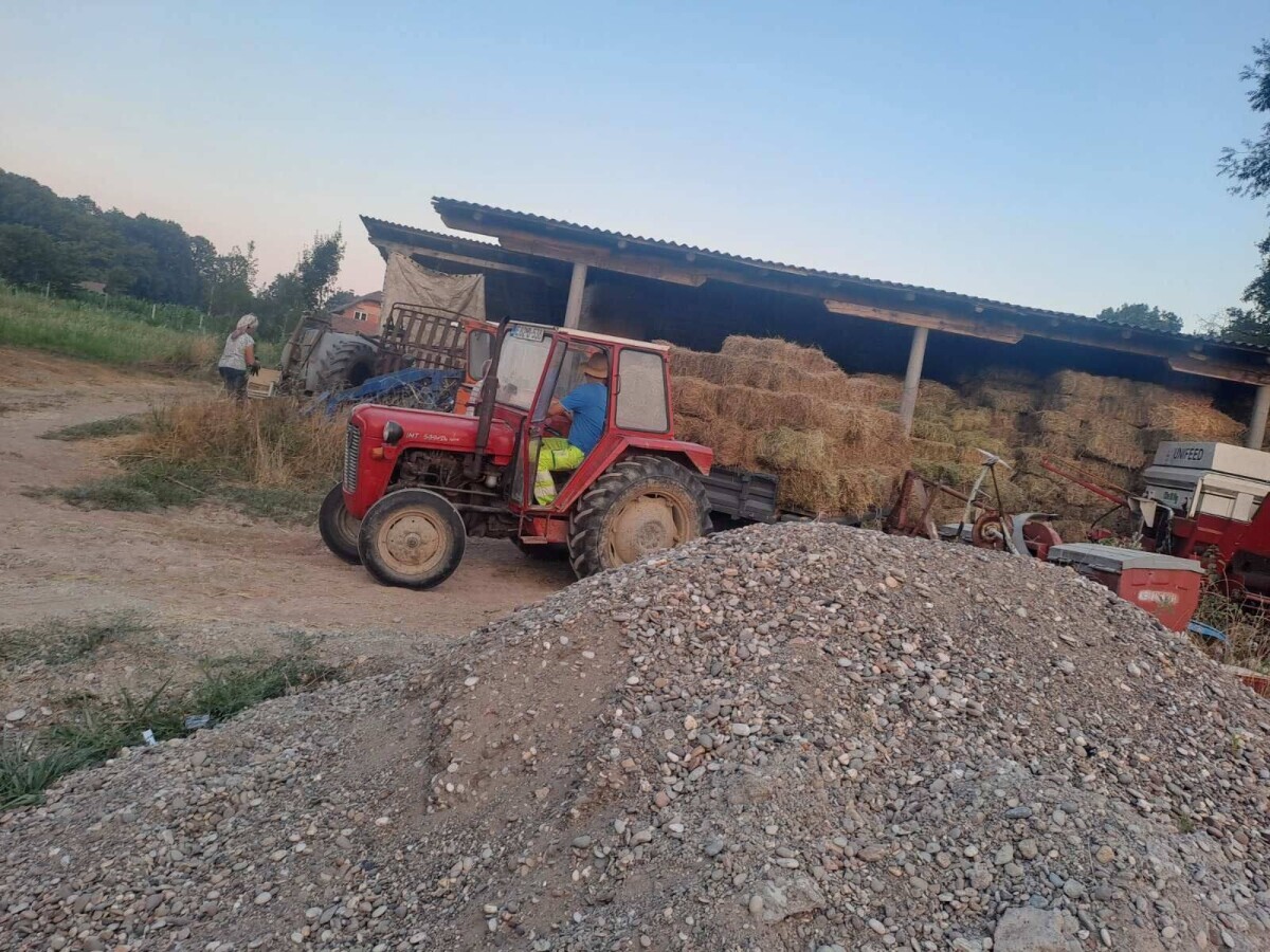 bale sijena i traktor