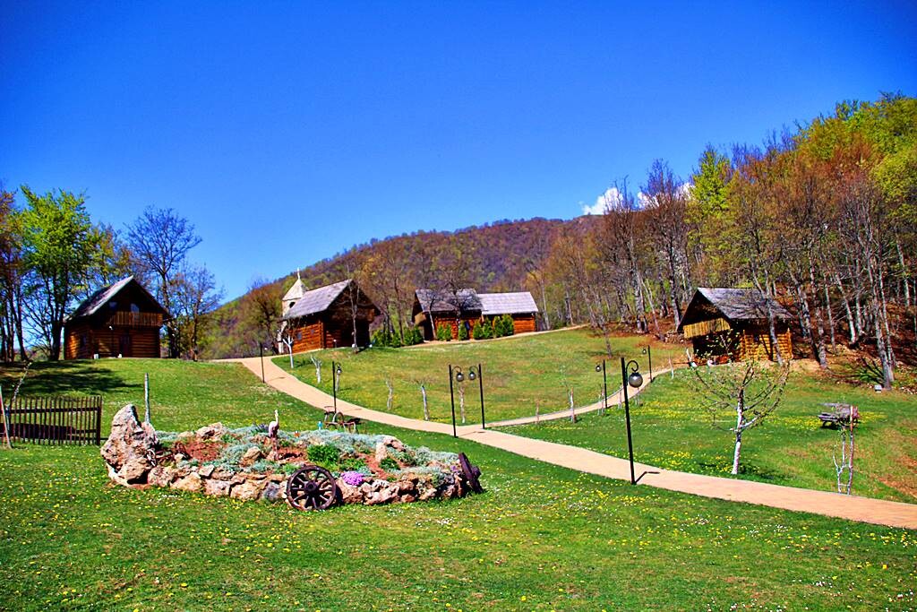 Na raspolaganju smještaj u etno kućicama