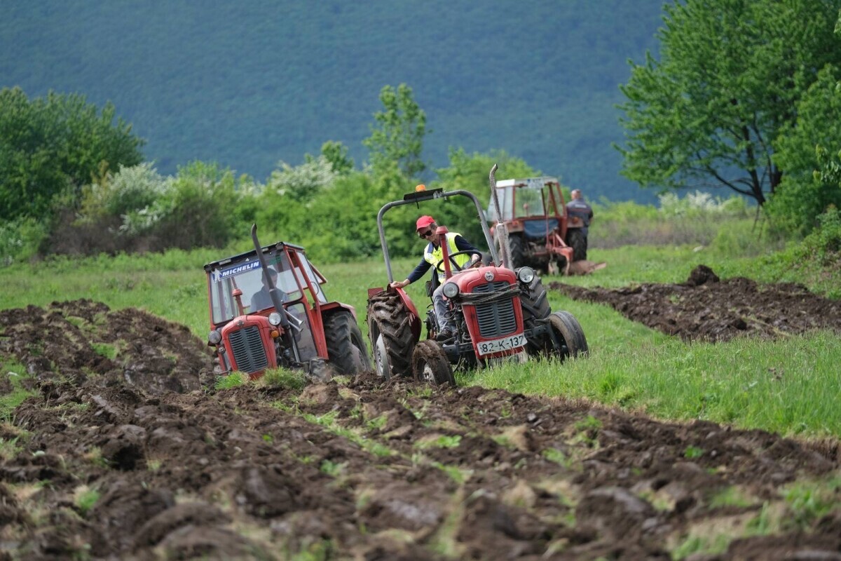 farmer ore njivu