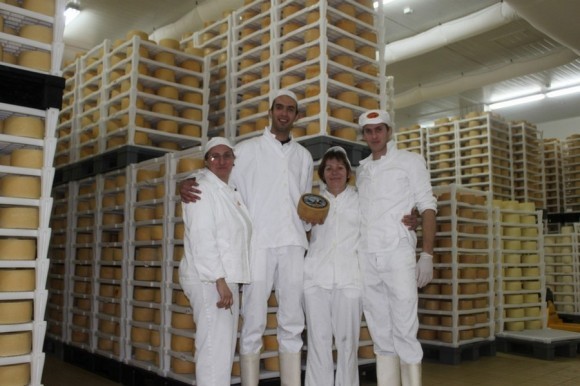 Sirana Gligora povećala proizvodnju paškog sira - Stočarstvo ...