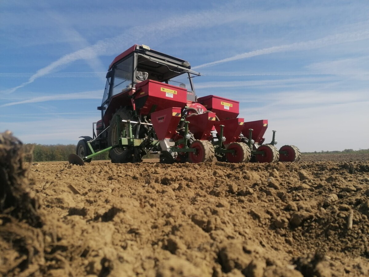 sjetva suncokreta, mašina u polju
