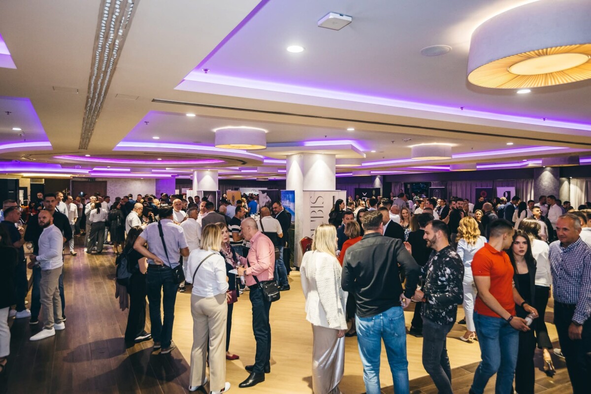 vinski festival, više ljudi stoji i piju vino