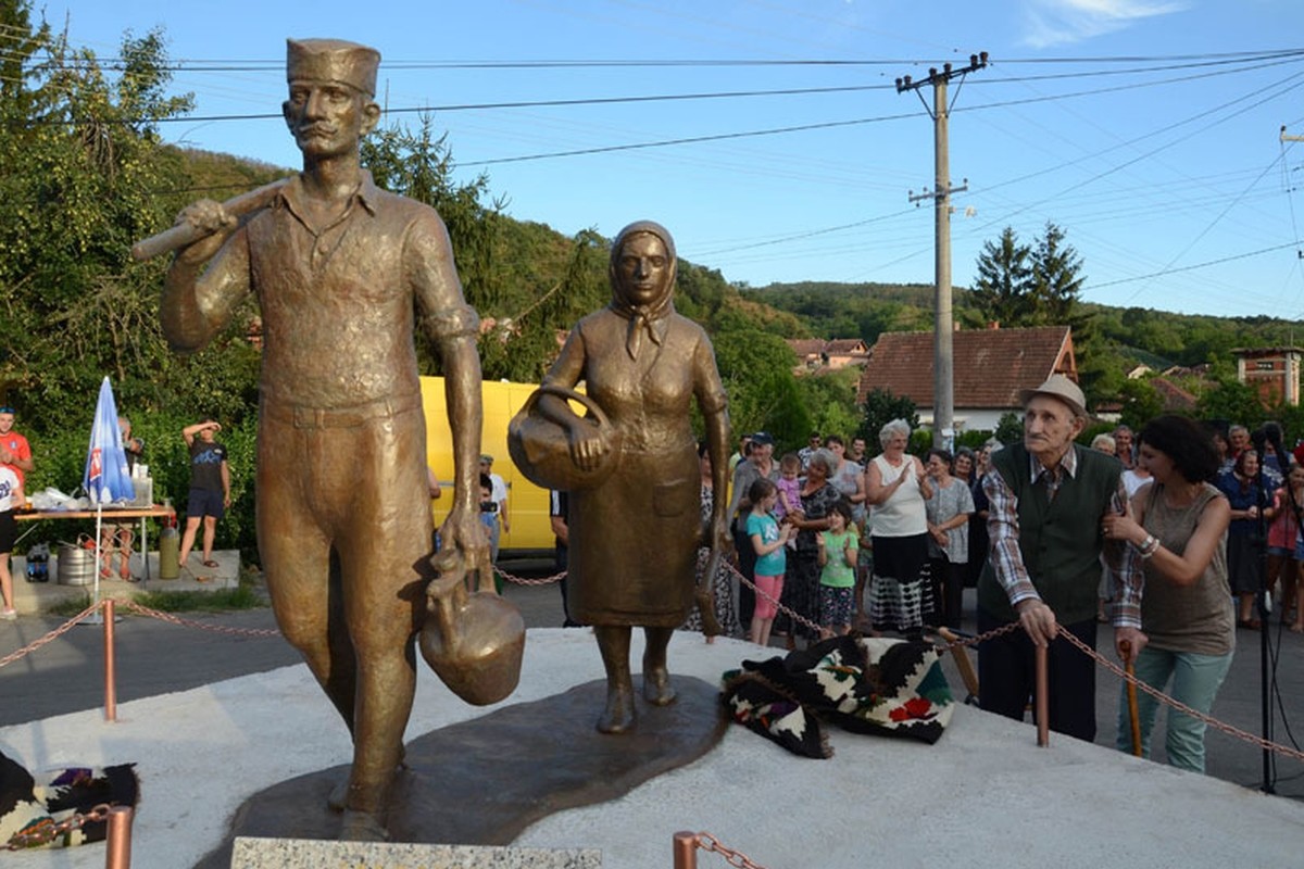 Srpski seljak dobio spomenik u Glavincima - Seoski turizam | Agroklub.rs