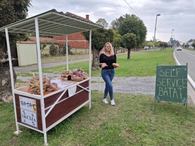 Prodaja batata Zdravke Matković na štandu bez prodavača u Suhopolju Prodaja batata Zdravke Matković na štandu bez prodavača u Suhopolju