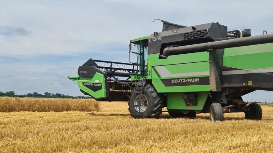 traktor polje