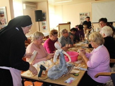 Samuela Premužić pdržava radionicu božićnih ukrasa