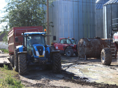 Brojni traktori i priključci Brojni traktori i priključci