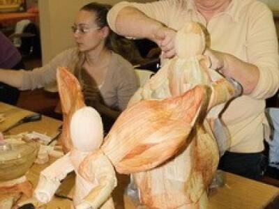 Za samostanski dom jaslice i kuglice od bijelog krep papira i zlatne čipke