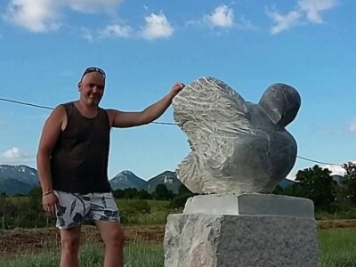 Kipar i njegovo djelu ovogodišnje Likovne kolonije Velebit III Lovinac