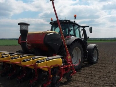 11. travnja, osmi dan; sjetva pokusa kukuruza u Cezareja d.o.o. u Komletincima s preko 30 različitih hibrida