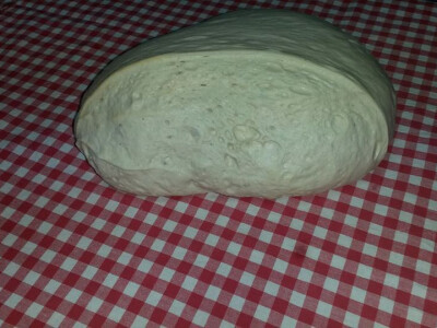 Domaći kruh pred pečenje Domaći kruh pred pečenje