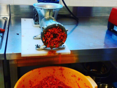 Prije fermentacije papričice Trinidad Scorpion Moruga se melju. Nusprodukt ovog procesa su "Trinidadske suze" koje teku u potocima i zaštićeni su autohtoni proizvod našeg kraja Prije fermentacije papričice Trinidad Scorpion Moruga se melju. Nusprodukt ovog procesa su "Trinidadske suze" koje teku u potocima i zaštićeni su autohtoni proizvod našeg kraja