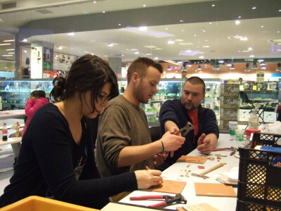 Umjetnik poučava na radionicama