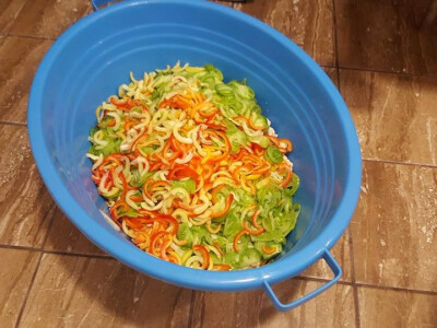 Sve staviti u veliku posudu