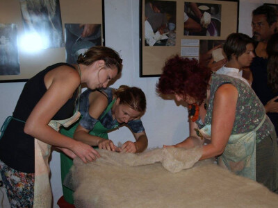 Pažljivo se uči radu s vunom