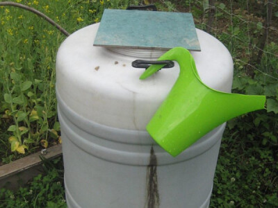 Priprema đubriva  od koprive i drugog bilja.