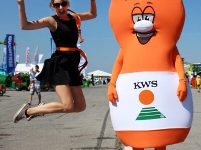 Hostesa i KWS maskota