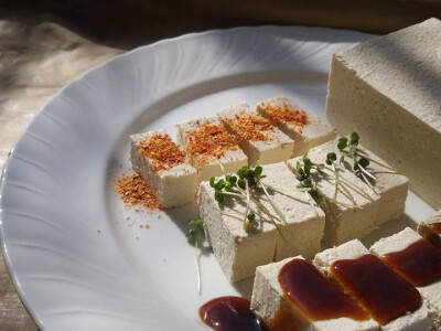 Tofu sir sa umacima od proizvedenog voća i povrća