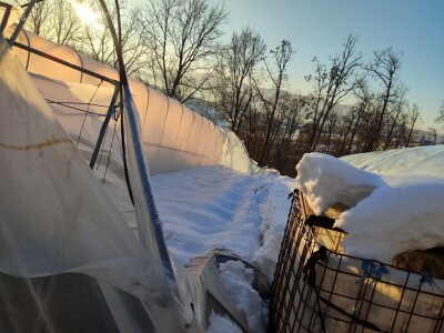 Polomljeni plastenici