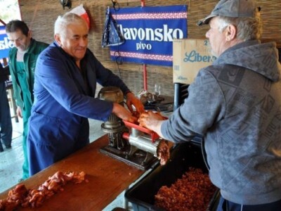 Više od 20-ak članova udruge zasukalo je rukave