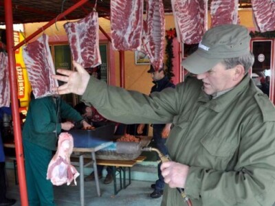 Više od 20-ak članova udruge zasukalo je rukave