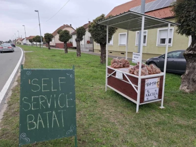 Prodaja batata Zdravke Matković na štandu bez prodavača u Suhopolju