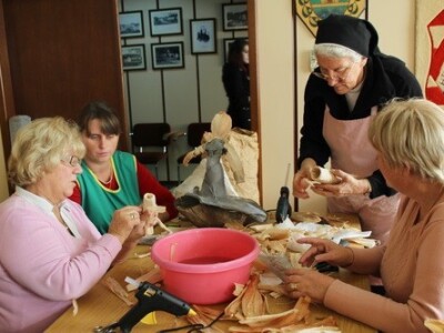 Božić iz djetinjstva uz salonske bombone, jabuke, srebrne i zlatne orahe