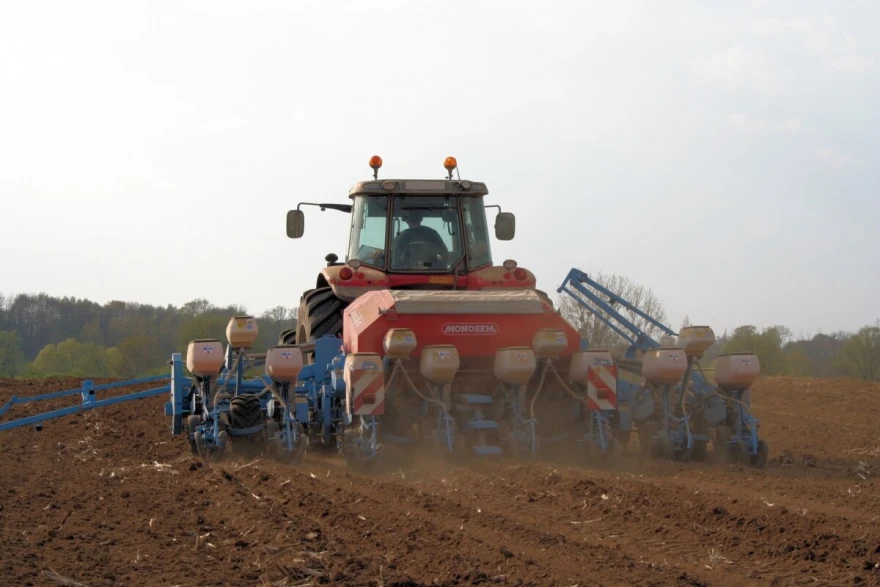 traktor u polju