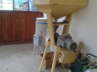 S leva reaktor za proizvodnju biodizela - S desna presa za ceđenje uljarica