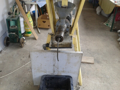 Presa u radu- uljana pogača od suncokreta