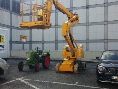 jedan ide na sajam, drugi stroj ima mnogo toga za raditi, a ovaj desno dovezao radnike