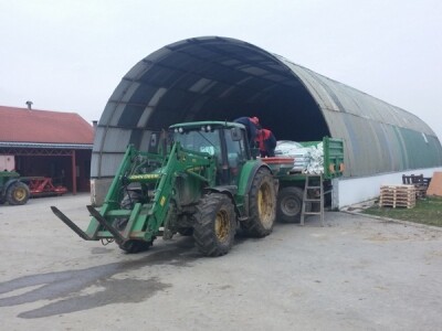 Jond Deere i istovar gnojiva