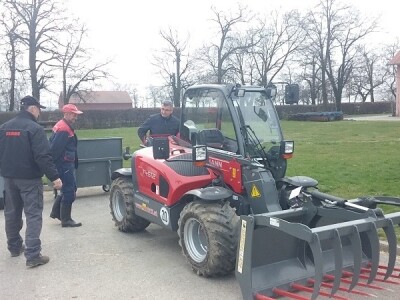 Njegova dužina s korpom u transportnom donjem položaju je 3,88 metara