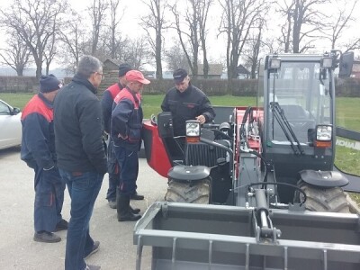 Širine je 1,56, te visine 1,95