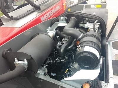 Sam stroj je pogonjen dizelskim motorom Yanmar