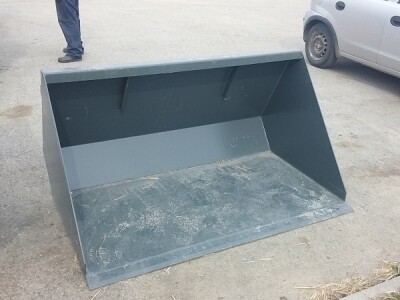 Utovarna laka korpa je široka 1,6 metara a kapaciteta 820 litara.