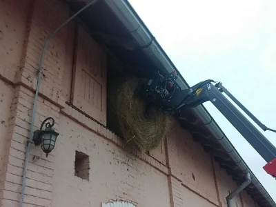 Ubacili smo ju kroz ovaj uski prostor na tavanu