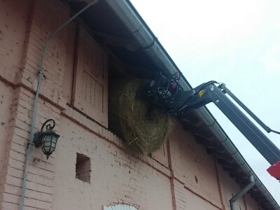 Ubacili smo ju kroz ovaj uski prostor na tavanu