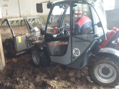 Težak je 2.700 kilograma