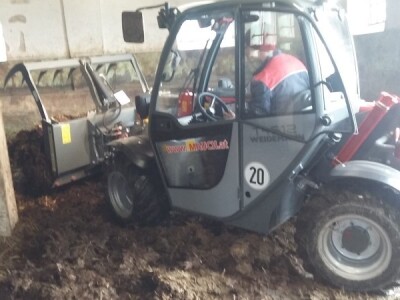 Težak je 2.700 kilograma