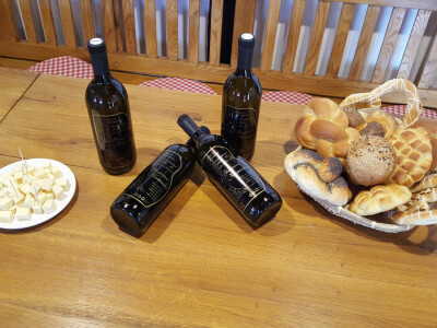 Goste rado ponude svojim vinima i prigorskim slasticama