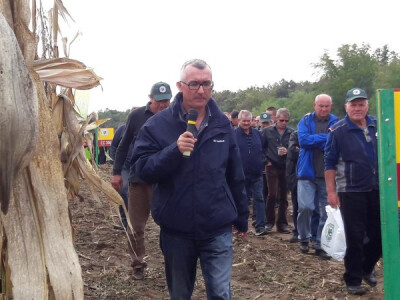 Ivica Buhiniček proveo je poljoprivrednike kroz pokusno polje Ivica Buhiniček proveo je poljoprivrednike kroz pokusno polje