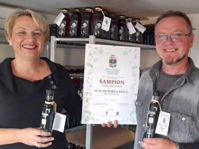 Ocat od bazginih bobica Ocat od bazginih bobica