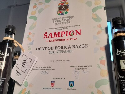 Ocat od bazginih bobica Ocat od bazginih bobica