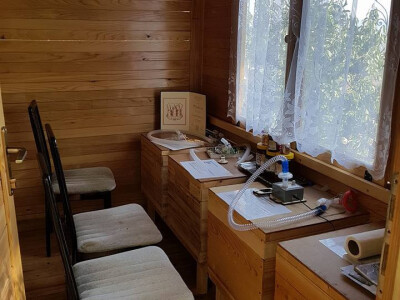 Apikomora sa specijalizovanom opremom.