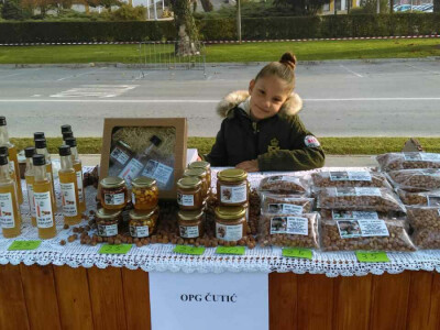 Kćer Gabrijela na sajmu zdrave hrane Kćer Gabrijela na sajmu zdrave hrane