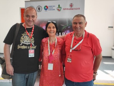 Voditelji poljoprivrednih emisija iza i ispred kamere