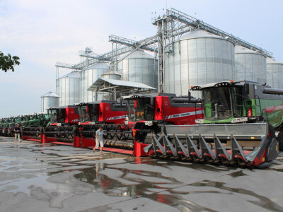 Mehanizacija ispred silosa