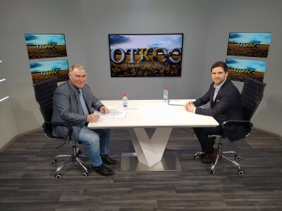 Voditelji poljoprivrednih emisija iza i ispred kamere