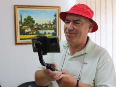 Voditelji poljoprivrednih emisija iza i ispred kamere